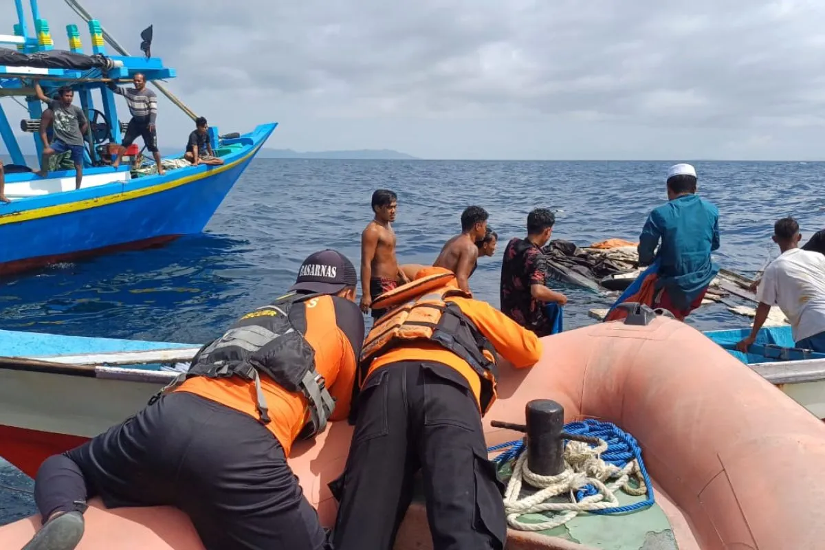 SAR evakuasi lima penumpang perahu motor mati mesin di Banggai Laut