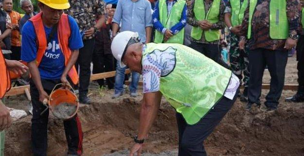 Bupati Banggai Laut Letakan Batu Pertama Pembangunan Laboratorium Kesehatan di Desa Asean