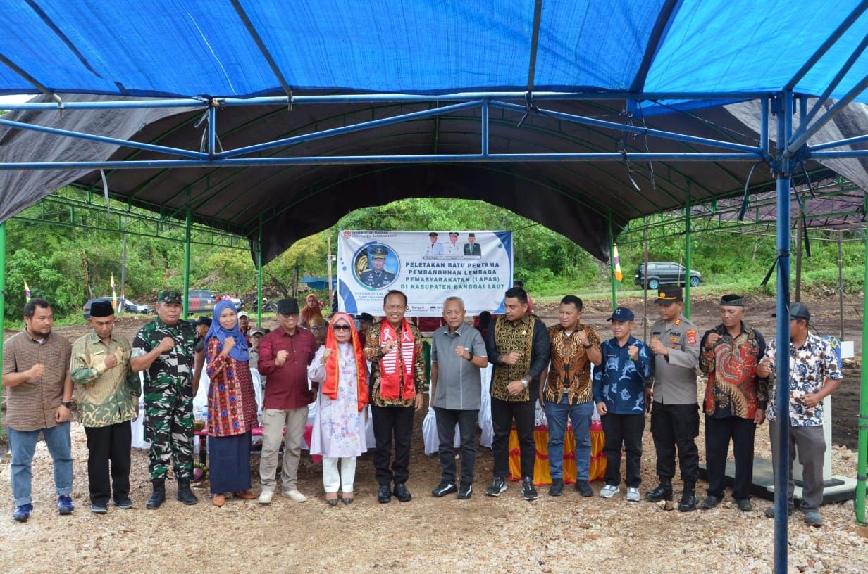 Kelebihan kapasitas di lembaga pemasyarakatan (lapas) merupakan masalah yang terus-menerus dihadapi oleh sistem peradilan di Indonesia. Hal ini berpotensi mengakibatkan berbagai konsekuensi negatif, baik bagi narapidana maupun pihak pengelola lapas. Banggai Laut, sebagai salah satu daerah yang tengah berkembang, menjadi sorotan karena rencana pembentukan lapas baru yang diharapkan dapat mengatasi masalah tersebut. Artikel ini akan membahas empat sub judul yang berfokus pada solusi kelebihan kapasitas di Lapas baru di Banggai Laut, termasuk latar belakang kebutuhan, manfaat pembangunan lapas baru, tantangan dalam pelaksanaan, serta langkah-langkah strategis yang dapat diambil. Latar Belakang Kelebihan Kapasitas Lapas Kelebihan kapasitas di lembaga pemasyarakatan adalah suatu kondisi di mana jumlah narapidana melebihi kapasitas yang seharusnya bisa ditampung oleh fasilitas tersebut. Menurut data dari Kementerian Hukum dan HAM, jumlah narapidana di Indonesia mencapai lebih dari dua kali lipat dari kapasitas lapas yang ada. Fenomena ini tidak hanya terjadi di kota-kota besar, tetapi juga menjangkau daerah-daerah seperti Banggai Laut. Banggai Laut, dengan jumlah penduduk yang semakin meningkat dan kasus kriminalitas yang berpotensi naik, mengalami kebutuhan mendesak untuk membangun lapas baru. Lapas yang ada saat ini sudah tidak mampu menampung jumlah narapidana yang semakin bertambah, sehingga memicu berbagai masalah, mulai dari kondisi kesehatan yang buruk hingga meningkatnya tingkat kejahatan di dalam lapas itu sendiri. Kelebihan kapasitas tidak hanya berdampak pada narapidana, tetapi juga pada petugas lapas yang harus bekerja di lingkungan yang tidak ideal. Oleh karena itu, pembangunan lapas baru di Banggai Laut bukan hanya menjadi solusi untuk mengurangi kelebihan kapasitas, tetapi juga berfungsi untuk meningkatkan kualitas hidup di dalam lapas dan menciptakan lingkungan yang lebih aman bagi semua pihak. Manfaat Pembangunan Lapas Baru Pembangunan lapas baru di Banggai Laut memiliki beragam manfaat yang signifikan. Salah satu manfaat utamanya adalah pengurangan angka kelebihan kapasitas yang selama ini menjadi masalah utama. Dengan adanya lapas baru, jumlah narapidana dapat didistribusikan dengan lebih merata, sehingga mengurangi tekanan pada lapas yang sudah ada. Selain itu, dengan lapas yang baru, akan ada peluang untuk menerapkan sistem yang lebih modern dan manusiawi. Fasilitas yang lebih baik dapat mendukung program rehabilitasi dan reintegrasi sosial narapidana, yang merupakan bagian penting dari sistem pemasyarakatan. Dengan demikian, narapidana dapat lebih mudah beradaptasi kembali ke masyarakat setelah menyelesaikan masa hukumannya. Pembangunan lapas baru juga berpotensi membuka lapangan pekerjaan bagi masyarakat setempat. Selain memberikan pekerjaan bagi petugas lapas, akan ada peluang untuk mengembangkan usaha-usaha lokal yang mendukung kebutuhan lapas, seperti penyediaan makanan, jasa kesehatan, dan pelatihan keterampilan bagi narapidana. Manfaat lainnya adalah peningkatan keamanan dan kenyamanan, baik bagi narapidana maupun petugas. Dengan mengurangi jumlah narapidana dalam satu tempat, akan lebih mudah untuk menjaga keamanan dan mencegah terjadinya konflik. Selain itu, lingkungan yang lebih baik juga dapat mendukung kesejahteraan mental dan fisik narapidana. Tantangan Dalam Pelaksanaan Pembangunan Lapas Baru Meskipun pembangunan lapas baru di Banggai Laut menawarkan berbagai manfaat, ada sejumlah tantangan yang harus dihadapi. Salah satu tantangan terbesar adalah pendanaan. Pembangunan infrastruktur yang memadai memerlukan anggaran yang cukup besar, dan tidak jarang anggaran tersebut menjadi kendala karena terbatasnya dana pemerintah. Tantangan lain yang dihadapi adalah penentuan lokasi. Memilih lokasi yang tepat untuk lapas baru sangat penting, karena harus mempertimbangkan faktor aksesibilitas, keamanan, dan dampak sosial bagi masyarakat setempat. Penolakan dari masyarakat sekitar juga bisa menjadi isu yang sensitif, sehingga komunikasi dan sosialisasi yang baik sangat diperlukan untuk menjelaskan tujuan dan manfaat dari pembangunan lapas baru. Selain itu, tantangan dalam hal perencanaan dan desain juga harus diperhatikan. Lapas baru harus dirancang dengan memperhatikan prinsip-prinsip keamanan, tetapi juga harus memastikan adanya ruang untuk rehabilitasi narapidana. Pengintegrasian teknologi modern dalam sistem lapas juga menjadi tantangan tersendiri, di mana upaya untuk meningkatkan efisiensi dan keamanan harus sejalan dengan penanganan narapidana yang lebih humanis. Akhirnya, tantangan utama lain adalah pengelolaan dan operasional lapas. Setelah pembangunan selesai, penting untuk memastikan bahwa lapas dikelola dengan baik dan bahwa program-program rehabilitasi dapat berjalan dengan efektif. Hal ini memerlukan komitmen dan pelatihan dari pihak pengelola, serta kerjasama dengan berbagai institusi terkait. Langkah Strategis Ke Depan Untuk memastikan keberhasilan pembangunan lapas baru di Banggai Laut, diperlukan langkah-langkah strategis yang terencana. Pertama, penting untuk melakukan kajian mendalam mengenai kebutuhan dan pengembangan kapasitas. Pemerintah harus melibatkan berbagai pihak, termasuk komunitas lokal, dalam proses perencanaan untuk memastikan bahwa semua aspek dipertimbangkan. Kedua, penggalangan dana harus dilakukan secara maksimal. Selain mengandalkan anggaran pemerintah, upaya untuk menarik investasi dari sektor swasta juga perlu dipertimbangkan. Kerjasama dengan lembaga internasional yang memiliki pengalaman dalam pembangunan fasilitas penjara juga dapat membuka peluang untuk mendapatkan dukungan teknik dan finansial. Ketiga, pengembangan program pelatihan dan rehabilitasi untuk narapidana harus menjadi prioritas. Program-program ini harus dirancang untuk mempersiapkan narapidana sebelum mereka kembali ke masyarakat, sehingga mereka dapat berkontribusi secara positif setelah keluar dari lapas. Langkah terakhir adalah evaluasi dan monitoring berkala. Setelah lapas baru beroperasi, penting untuk melakukan evaluasi secara rutin terkait efektifitas dan dampak dari program rehabilitasi, serta keamanan di dalam lapas. Hal ini akan membantu dalam perbaikan berkelanjutan dan penyesuaian kebijakan yang diperlukan.